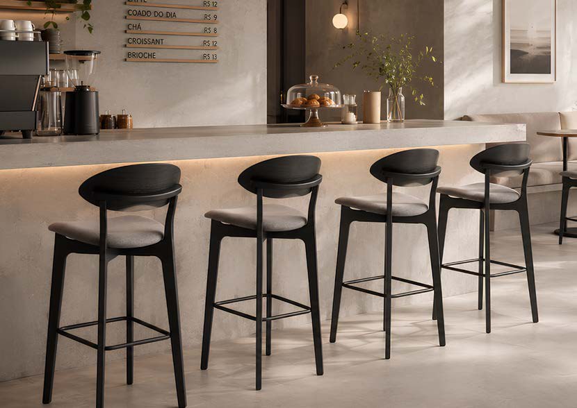 Banquetas Studio Line em bancada de cafeteria
